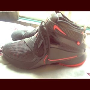 Nike pink and grey Lebron basketball shoes 🏀